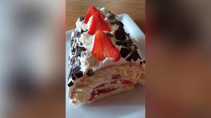 Bild: Lisa Lindner
So schmeckt der Frühsommer: Biskuitrolle mit Erdbeeren.