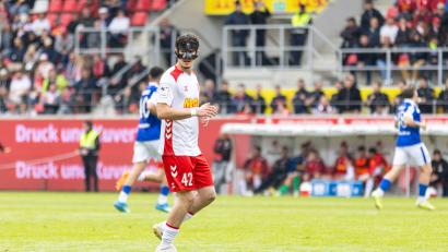 Bild: Sascha Janne
Mit 16 Jahren in der 3. Liga: Der gebürtige Amberger Arian Dizdarevic feierte beim SSV Jahn gegen Energie Cottbus sein Profi-Debüt.