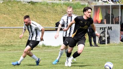 Archivbild: Gebert
Der FC Tirschenreuth (rechts Djogo de Souza) trifft in der Relegation zur Bezirksliga am Donnerstagabend auf den TSV Waldershof.