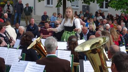 Bild: Houschka
Erst standen Melodien von Ernst Mosch im Vordergrund, dann wurde ein Werk Beethovens rockig vertont: Lena Breitschaft dirigierte die Fensterbacher Jugendblaskapelle bei der Serenade am Wolfringer Dorfplatz.