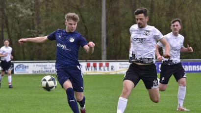Archivbild: Hans Mark
Der SV Schwandorf-Ettmannsdorf II will als bester Vizemeister des Fußballkreises 3 in die Bezirksliga-Relegation einziehen. Das Bild zeigte SV-Sieler Fabio Flauger (links) im Punktspiel gegen West-Meister TV Nabburg.