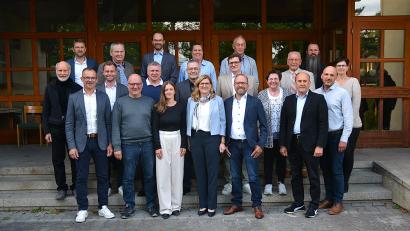 Bild: fdl
Die 21 Mitglieder des neuen Stadtrats von links: 3. Bürgermeister Hermann Gebhard, Dieter Kohl, Judith Schreiber, 1. Bürgermeisterin Beate Dietrich, 2. Bürgermeister Tobias MeindlBärbel Birner, Josef Birner und Matthias Dotzler. Zweite Reihe von links: Günther Amann, Manuel Falk, Martin Martin Merkl, Markus Schenzel, Julius Schmidl, Rudi Wild und Hildegard Gebhardt. Dritte Reihe von links: Christian Gnan, Josef Luber, Markus Meißner, Michaela Meier, Wolfgang Bosser und Stefan Enderer.