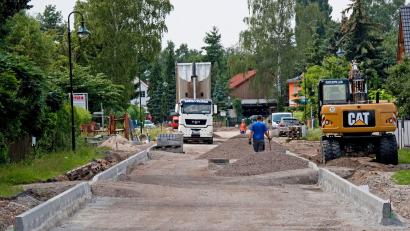 Bild: Robert Schlesinger/dpa-Zentralbild/dpa
Straßenbau ist teuer und bisweilen auch eine Frage für die Justiz. Die Freien Wähler fordern eine Klarstellung, um die Bürger vor Kosten zu schützen, die bei der Erschließung vor mehr als 25 Jahren entstanden sind. (Symbolbild)