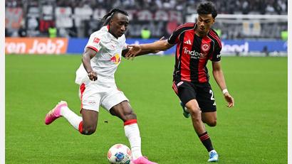 Bild: Florian Wiegand/dpa
Nathaniel Brown (rechts) ist wohl beim FC Bayern heiß begehrt.