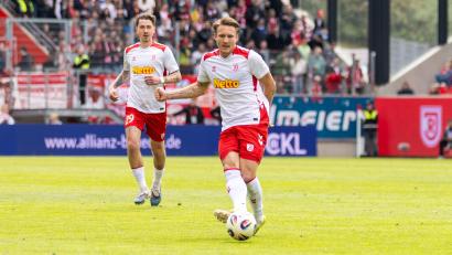 Bild: Sascha Janne
Felix Strauss (rechts) und Adrian Fein suchen nach dem Spiel gegen Energie Cottbus nach Erklärungen für die eher mäßige Saison des SSV Jahn.