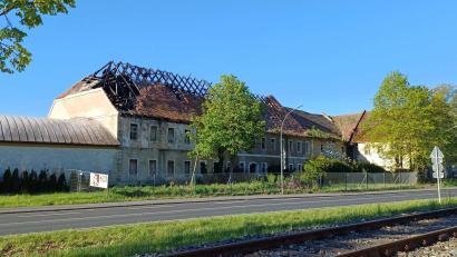 Bild: u
Die „alte Fabrik“ heute: Am 1. September 2024 brach in dem schon länger leerstehenden, herrenlosen Gebäudekomplex ein Feuer aus. Die Steingutfabrik war im Jahr 1826, also vor 200 Jahren,- erbaut worden.