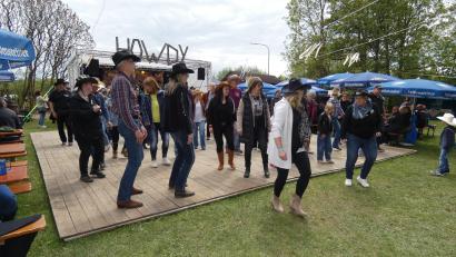 Bild: hdk
Bim Workshop Line Dance reicht die Tanzfläche nicht aus für die vielen Tänzer.