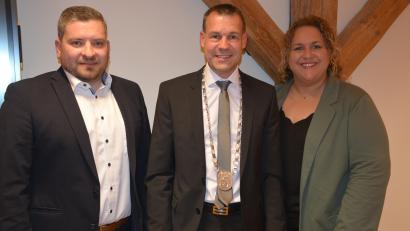 Bild: jr
Andreas Malzer (Mitte) mit dem neuen Zweiten Bürgermeister Philipp Schwan und der Dritten Bürgermeisterin Julia Hamann. Alle drei Bürgermeister gehören der CSU an, die im neuen Marktrat über eine absolute Mehrheit verfügt.