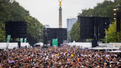 Bild: Christoph Soeder/dpa
Zur Fußball-WM 2026 gibt es keine Fanmeile am Brandenburger Tor. (Archivbild)