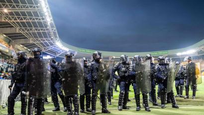 Bild: Sebastien Salom-Gomis/AFP/dpa
Polizisten sichern das Spielfeld im Stadion des FC Nantes ab.