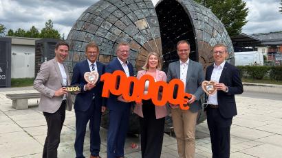 Bild: Thomas Retzer
Ein Kunde der VR Bank Amberg-Sulzbach eG hat zum zweiten Mal in diesem Jahr 100.000 Euro beim Gewinnsparen gewonnen. Das Bild zeigt von links Markus Eichenseer (Vorstand Gewinnsparverein Bayern e.V.), die Vorstände der VR Bank Amberg-Sulzbach eG, Andreas Reindl und Martin Sachsenhauser, Marina Brunnhuber (Gewinnsparverein Bayern e.V.), den Innenleiter der VR Bank Amberg-Sulzbach eG Florian Rauch und den Bereichsleiter Firmenkunden Benjamin Schaller.