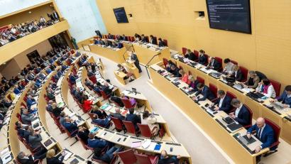Archivbild: Peter Kneffel/dpa
Die 203 Abgeordnete des Landtags erwartet zum 1. Juli eine Erhöhung ihrer Diäten um 4,1 Prozent. Anders als im Bundestag deutet nichts daraufhin, dass die Erhöhung abgesagt werden soll.