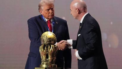 Bild: Jacquelyn Martin/AP/dpa
Donald Trump und FIFA-Präsident Gianni Infantino (r) dürften bei der WM im Blickpunkt stehen. (Archivbild)