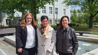 Bild: Fabian Polster, Landratsamt Tirschenreuth
Wechsel der Schirmherrschaft bei der Aktion "Lichtblicke" in Tirschenreuth: Die bisherige Schirmherrin Claudia Grillmeier (rechts) übergibt die Aufgabe an die Frau des neuen Landrats Hubert Schicker, Karolina Schicker. Weiterhin für die Verwaltung im Landratsamt zuständig ist Lena Schedl (links).