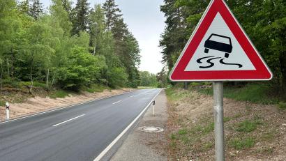 Bild: ck
Auf der frisch sanierten B 22 zwischen Wieselrieth und der Abzweigung nach Lerau (bei Leuchtenberg) fühlt sich die Fahrbahn für Autofahrer wellig an. Die beauftragte Firma Josef Rappl GmbH & Co. KG und das Bauamt Amberg-Sulzbach sind gemeinsam auf Ursachenforschung.