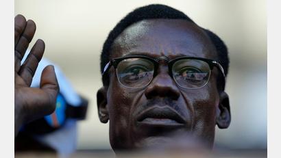 Bild: Mosa'ab Elshamy/AP/dpa
Der „Lumumba“-Fan der DR Kongo reist zur WM. (Archivbild)