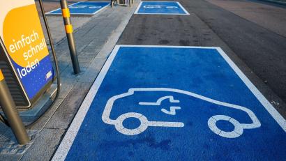 Archivbild: Jan Woitas/dpa
Mit der neuen Förderung will die Bundesregierung helfen, immer mehr Elektroautos auf die Straße zu bringen.