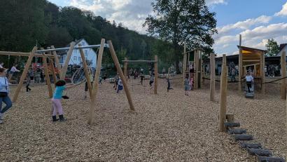 Bild: gau
Der inklusive Mehrgenerationenspielplatz erstrahlt am Riedener Sportgelände.