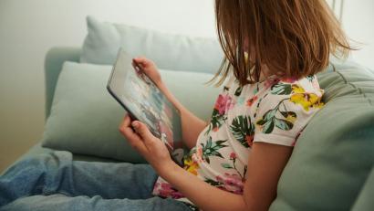 Bild: Annette Riedl/dpa
Kinder und Jugendliche sind im Netz vielen Gefahren ausgesetzt - Experten von Jugendschutz.net registrierten mehr als 15.000 Jugendschutzverstöße im vergangenen Jahr. (Symbolbild)