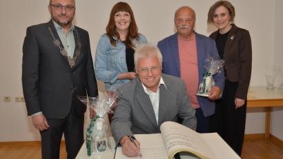 Bild: dob
Bei einer kleinen Feierstunde im Gemeindezentrum verabschiedete Bürgermeister Markus Bauriedl (links) gemeinsam mit Zweiter Bürgermeisterin Nicole Hoch (rechts) die ausgeschiedenen Markträte. Georg Kleber (sitzend), Julia Selch und Ludwig Janisch (von links) durften sich ins Goldene Buch der Gemeinde eintragen.
