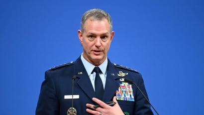 Bild: Elisa Schu/dpa
Der Oberbefehlshaber der Nato-Streitkräfte in Europa, Alexus Grynkewich, erwartet kurzfristig keine weiteren Ankündigungen - langfristig aber schon.