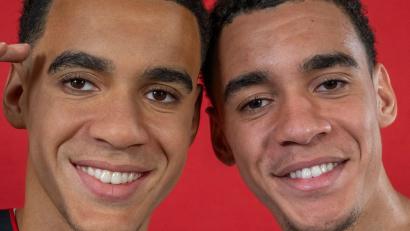 Bild: Peter Kneffel/dpa
Welcher ist der echte? Jamal Musiala (rechts) und seine Wachsfigur von Madame Tussauds.