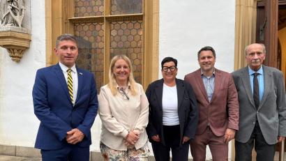 Bild: SPD Amberg
Florian Fuchs (links) ist neuer Sprecher der Amberger SPD-Fraktion. Hier im Bild mit dem Rest der Fraktion (von links): Simone Böhm-Donhauser, 2. Bürgermeisterin Birgit Fruth, Uli Hübner und Dieter Amann.