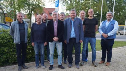 Bild: wel
Der Vorsitzende der Verwaltungsgemeinschaft Reinhard Kreuzer (Vierter von rechts) und seine beiden Stellvertreter Markus Singer (Zweiter von rechts) und Michael Riedl (Sechster von rechts) sowie Geschäftsstellenleiter Matthias Jeitner (rechts) freuen sich auf die Arbeit mit den Mitgliedern.