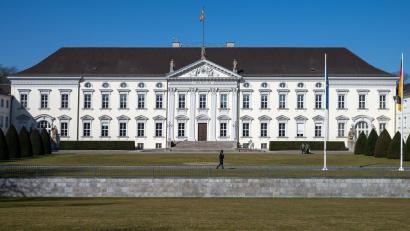 Bild: Soeren Stache
Schloss Bellevue steht bei Sonennschein unter einem blauen Himmel. (zu dpa: «Ausstellung im Schloss Bellevue: Ansturm legt Server lahm»)