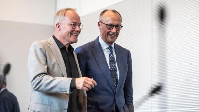 Bild: Michael Kappeler/dpa
Gute Laune bei SPD-Fraktionschef Miersch und Kanzler Merz, zumindest für diesen Tag.