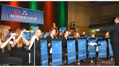 Bild: rgr
Das Blasorchester der Musikschule Vierstädtedreieck unter der Leitung von René Bauer begeisterte das Publikum beim Frühjahrskonzert in der Stadthalle Grafenwöhr.