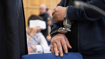 Bild: Marijan Murat/dpa
Für 59 Taten standen die fünf Männer vor Gericht – nun hat das Landgericht Heilbronn sie verurteilt. (Archivbild)