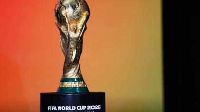 Bild: Heather Khalifa/AP/dpa
Diese Trophäe ist für den künftigen Fußball-Weltmeister.