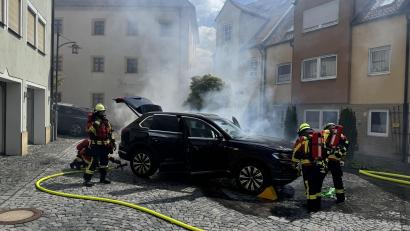 Bild: mde
In einer Garage am Kemnather Stadtplatz geriet am Montagvormittag ein Elektro-Hybrid-Auto in Brand. Die Feuerwehren hatten den Fahrzeugbrand schnell unter Kontrolle.