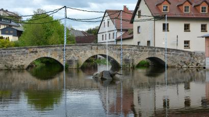 Bild: jr
Das Lorenzreuther Brückenfest findet in Erinnerung an die Brücke über die Röslau statt. Sie stammt aus dem 18. Jahrhundert und soll heuer 275 Jahre alt sein.