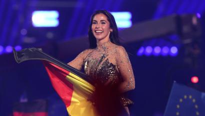Bild: Jens Büttner/dpa
Vergangenes Wochenende erreichte sie Platz 23 im ESC-Finale, in knapp sieben Wochen singt sie beim CSD in Köln: Sarah Engels. (Archivbild)