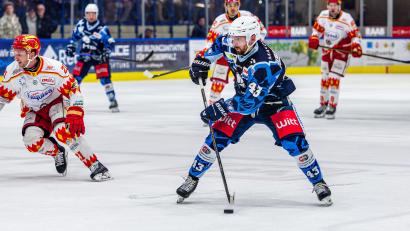 Archivbild: Elke Englmaier
Die Verteidiger Fabian Ribnitzky (Mitte) und Maximilian Kolb werden die Blue Devils Weiden verlassen.