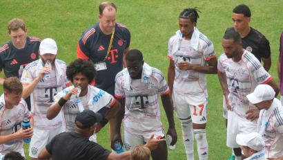 Bild: Marta Lavandier/AP/dpa
Schon bei der Club-WM gab es bei einzelnen Spielen Trinkpausen - hier beim Auftritt des FC Bayern im heißen Miami. (Archivbild)