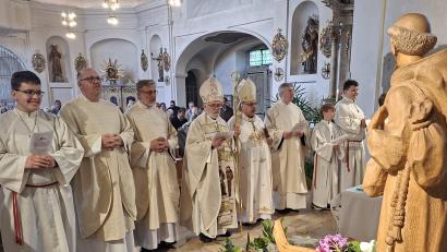 Bild: mas
Zwei Bischöfe aus Bolivien feierten mit den Neustädtern den Festgottesdienst: Adolfo Bittschi und Stanislao Dowlaszewicz.