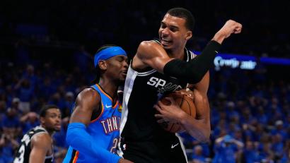 Bild: Tony Gutierrez/AP/dpa
Victor Wembanyama stach Liga-MVP Shai Gilgeous-Alexander aus.