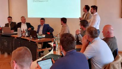 Bild: mfh
Florian Füger (stehend, links) von der Firma Harth & Flierl Architekten sowie Tobias König (stehend, rechts) von der Ursensollener Firma Ames Wiring stellten Technik und Ausführung der versenkbaren Bühne vor, die im Rahmen des Ausbaus der Ganztagsbetreuung der Grund- und Mittelschule Vilseck in der Mehrzweckhalle installiert werden soll.