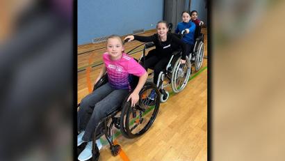 Bild: Herbert Tietz
Bei dem Projekt "Rollstuhlsport macht Schule" lernen Kinder spielerisch den Umgang mit einem Rollstuhl. Das Projekt soll dabei helfen Berührungsängste zu verlieren und Vorurteile abzubauen.