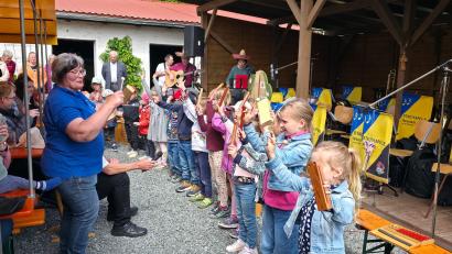 Bild: kwl
Voller Freude führen die verschiedenen Gruppen der Musikalischen Früherziehung unter Regie von Marie Langgärtner, Werner Fritsch und Maria Wildenauer mit Gesang, Klangstäben und Glockenspiel mehrere Frühlingslieder beim Felixfest auf.