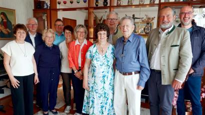 Bild: Otte
Monika Otte (Siebte von links) feierte ihren 85. Geburtstag. Nicht nur die Familie, auch Bürgermeister Frank Zeitler (Zweiter von rechts) zählte zu den zahlreichen Gratulanten.