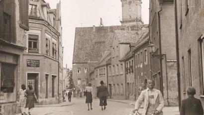 Bild: Stadtarchiv Weiden
In Weiden leben im Nachkriegsjahr 1946 (das Foto zeigt die Schulgasse) knapp 37.000 Einwohner. Bei den ersten freien Kommunalwahlen am 26. Mai 1946 wird Dr. Franz Josef Pfleger von der CSU zum Oberbürgermeister gewählt.