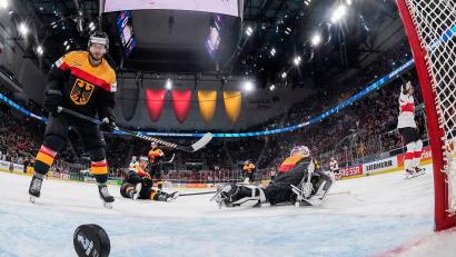 Bild: Claudio Thoma/KEYSTONE/dpa
Sechs Gegentore gegen die Schweiz muss die Eishockey-Nationalmannschaft am spielfreien Dienstag verdauen.
