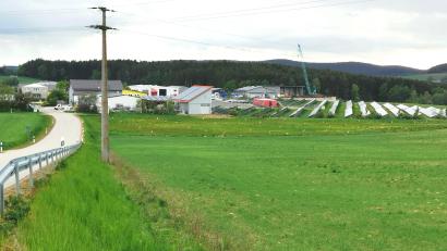 Bild: Portner
Das geplante neue Gewerbegebiet Oberviechtach liegt zwischen dem Industriegebiet und einer ansteigenden landwirtschaftlichen Fläche (im Vordergrund). Der Bauernverband hat Bedenken geäußert.