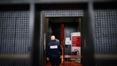 Bild: Loic Venance/AFP/dpa
Der sogenannte Maskenmann hat vor Gericht in Frankreich bestritten, den kleinen Jonathan getötet zu haben.