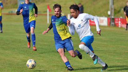Bild: Dieter Jäschke
Die TSG Weiherhammer (gelb-blaue Trikots) schaltete in Runde eins der Kreisklassen-Relegation den SV 08 Auerbach II aus (Szene). Nun geht es gegen den TSV Theuern um ein Aufstiegsticket.