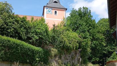 Archivbild: fz
Die zur Kirche gehörende Friedhofsmauer in Ilsenbach muss saniert werden.